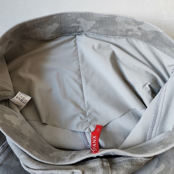 SPANX Jeanish Camo Compression Leggings Medium | Shaping & Ankle-Length - Picture 4 of 12